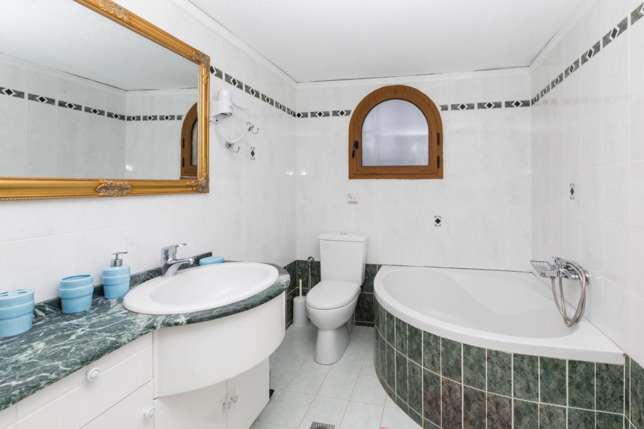 Beachfront Family Villa Katerina With Private Pool, Playground, Bbq & Amazing Sea Views! Petres  エクステリア 写真