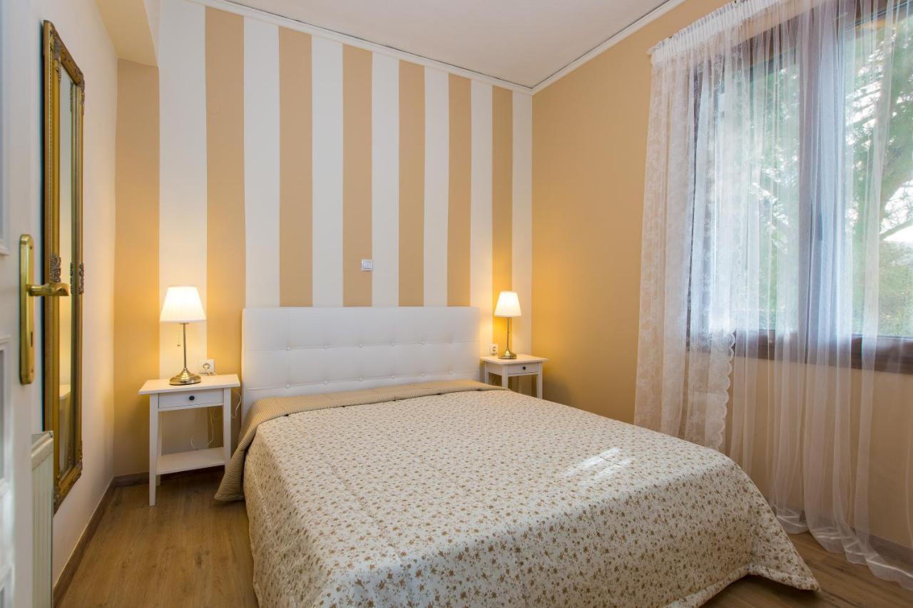 Beachfront Family Villa Katerina With Private Pool, Playground, Bbq & Amazing Sea Views! Petres  エクステリア 写真