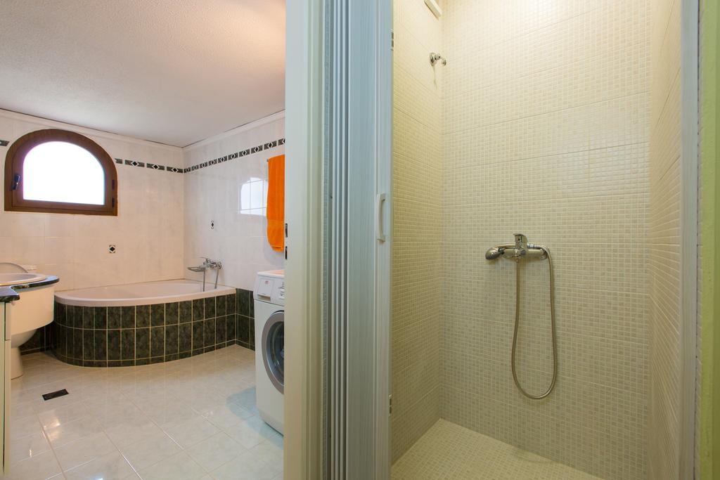 Beachfront Family Villa Katerina With Private Pool, Playground, Bbq & Amazing Sea Views! Petres  エクステリア 写真