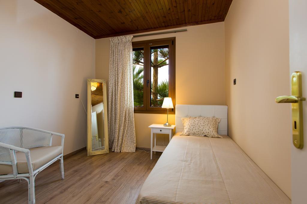 Beachfront Family Villa Katerina With Private Pool, Playground, Bbq & Amazing Sea Views! Petres  エクステリア 写真